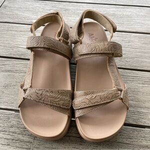 Alegria Henna Women's Embossed Beige Sandals Size 8